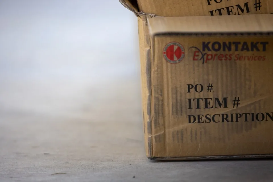Shipping carton printed with the Kontakt Express Services logo
